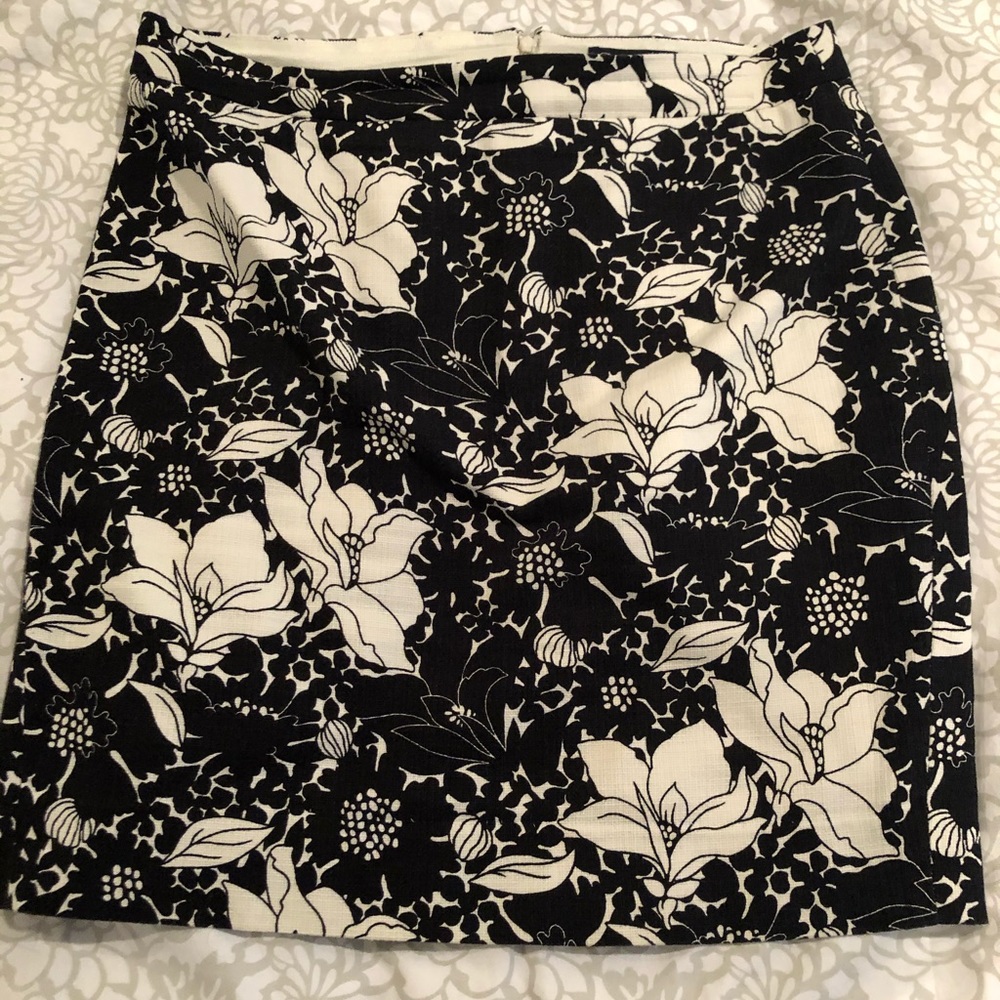 J. Crew pencil skirt black/white floral 6 petite
